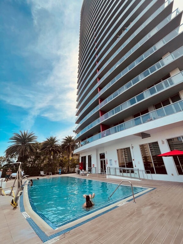 Pool - Beachwalk Studio W-Kitchenette, Beach, Pool, Gym (Hallandale Beach)