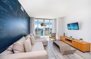 TV, offices - 2 Bed 2 Bath With Amazing Bay View And Luxury Pool (Hallandale Beach)