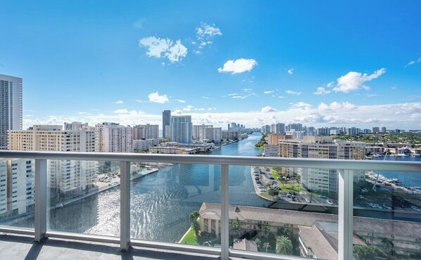 Property grounds - Beachwalk Family Studio- Beach, Pool, Gym & Bay View (Hallandale Beach)