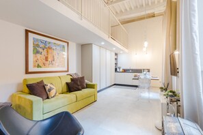 TV - Contemporary Apartment with Private Outdoor in Lucca (Lucca)