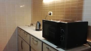 Frigorífico, microondas, horno y placa de cocina