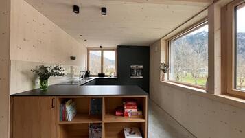 Kühlschrank, Ofen, Geschirrspüler, Wasserkocher mit Kaffee-/Teezubehör