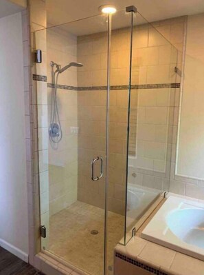 Jetted tub, hair dryer, towels, soap - PasoWineHouse-3Bd,2 1/2 Bath, few blcks frm dwntwn (Paso Robles)