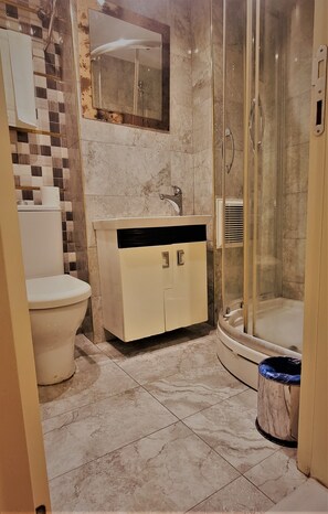 Standard Double Room, City View | Bilik Mandi | Pancuran mandi, kelengkapan dandanan diri percuma, pengering rambut 