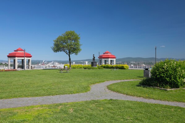 Outdoor dining - What a View!!! Chateau, Balcony incredible view of the Chateau! Free parking! (Lévis)