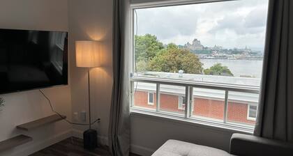 What a View!!! Chateau, Balcony incredible view of the Chateau! Free parking!