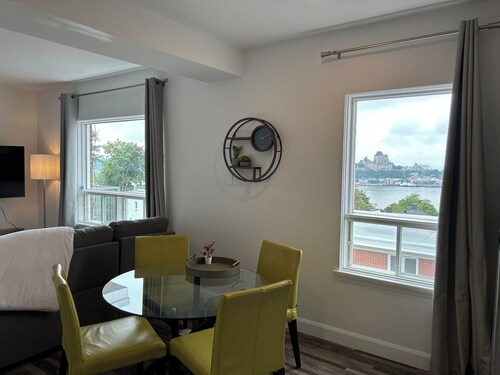 What a View!!! Chateau, Balcony incredible view of the Chateau! Free parking!