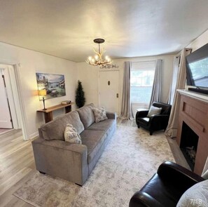 智能電視、書籍、電腦螢幕