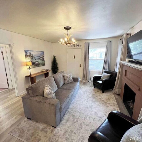 Älytelevisio, kirjoja, tietokoneen näyttö