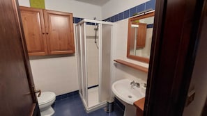 تجهيزات دش، مجففات شعر، مراحيض شطف، مناشف