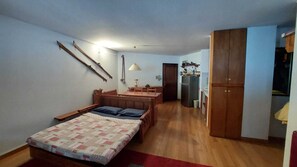 1 غرفة نوم ومكواة/لوح كي وملاءات أسرّة