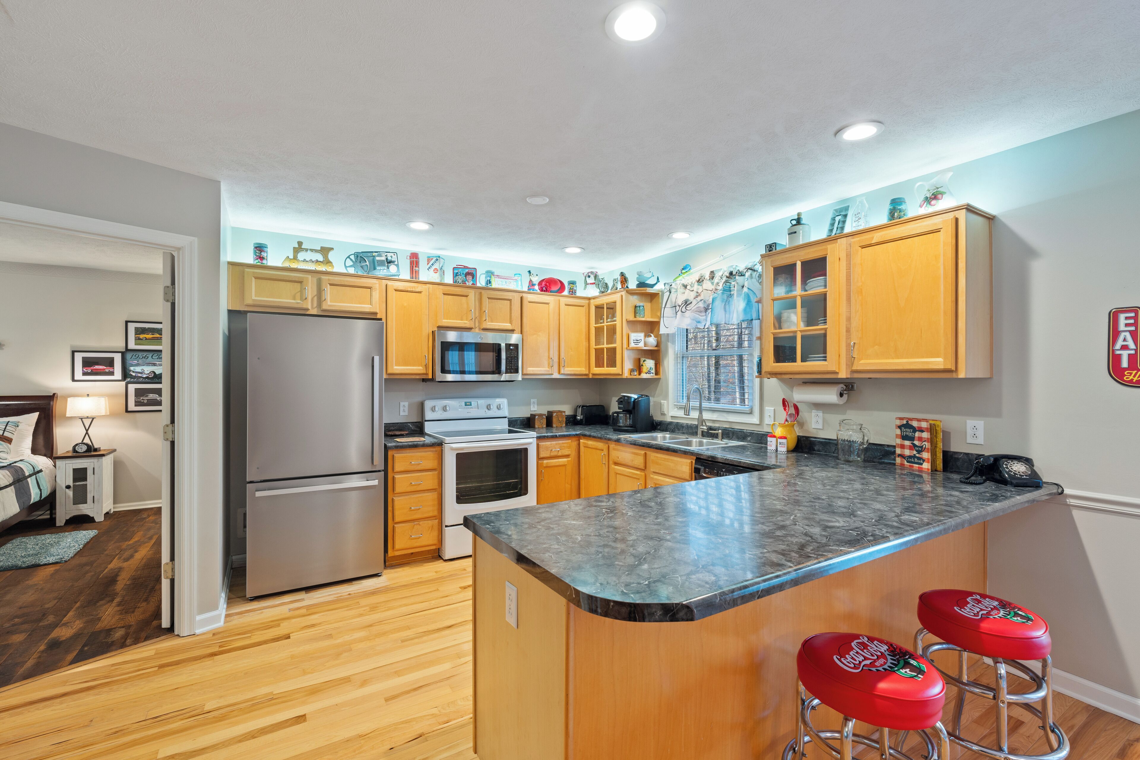 Réfrigérateur, micro-ondes, four, plaque de cuisson