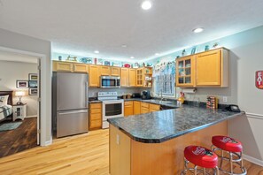 Fridge, microwave, oven, stovetop - Vintage 50's & 60's theme Country Home on Wooded Acres near Franklin, Tennessee (Primm Springs)