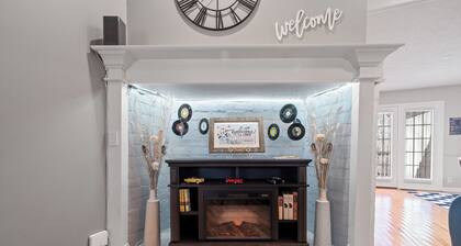 Vintage 50's & 60's theme Country Home on Wooded Acres near Franklin, Tennessee