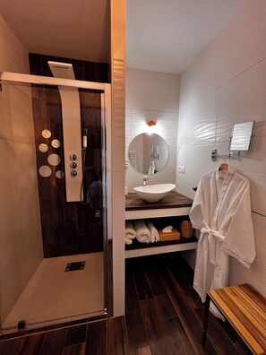Shower, hair dryer, towels, soap - 
Mini-Villa 75m² piscine jacuzzi salle de sport privatisés à 800m des commerces (La Baule-Escoublac)