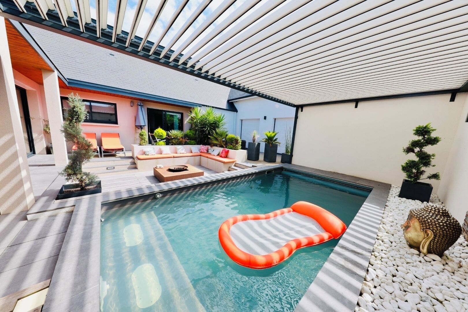 Una piscina al aire libre, una piscina climatizada