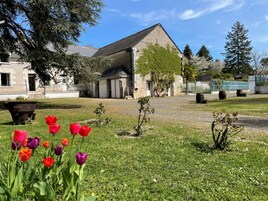 Un bâtiment doté d’un toit en pente et d’une entrée abritée.