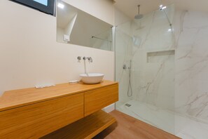 Dusche, Handtücher, Shampoo, Toilettenpapier