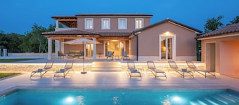 Villa with a pool for 8 persons iwith a panoramic view and a large garden.