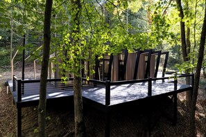 Property grounds - Fauna Bluff, A cliffside 2-bedroom modern cottage overlooking a bubbling stream. (Loudonville)