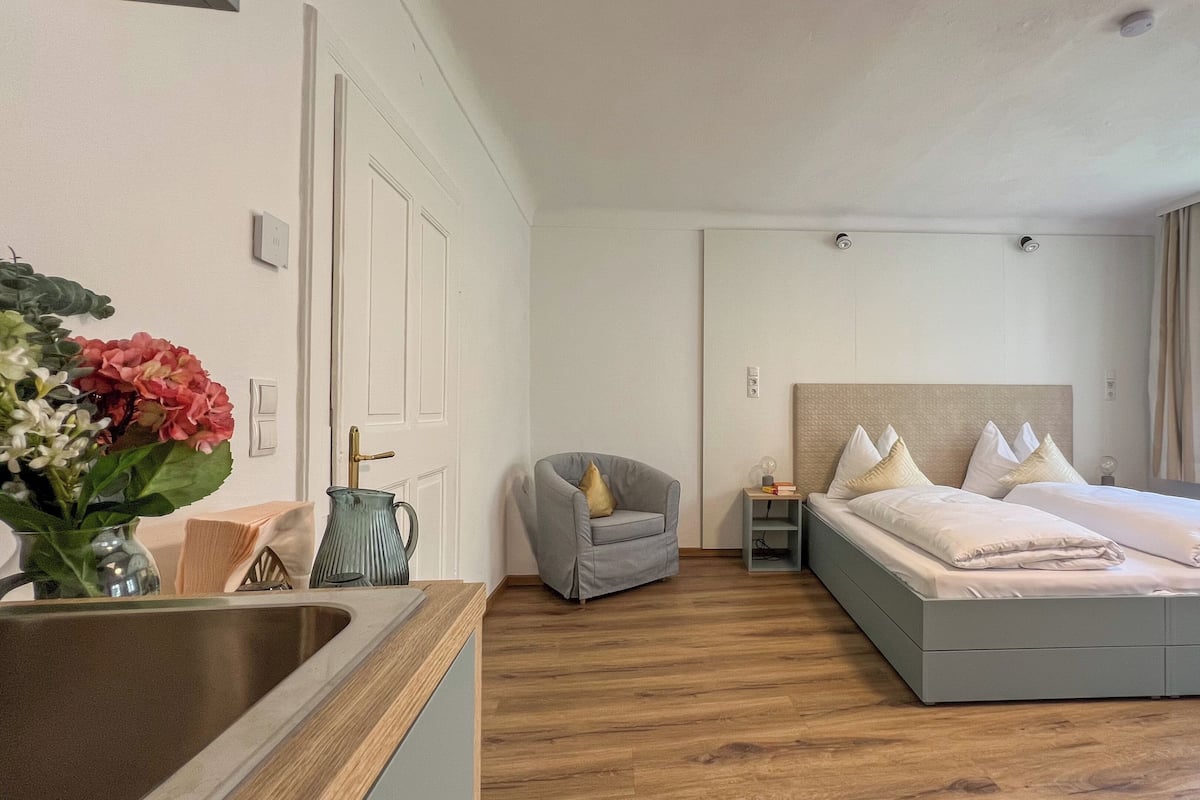 Superior-Doppelzimmer | Badezimmer | Dusche, kostenlose Toilettenartikel, Haartrockner, Hausschuhe
