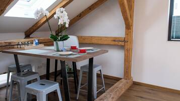 Suite | Hypo-allergenic bedding, in-room safe, desk, laptop workspace