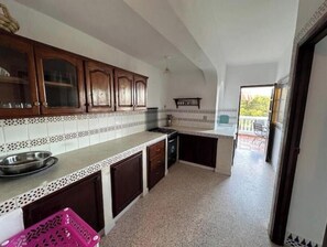Horno, parrilla de estufa, cafetera y tetera y utensilios de cocina 