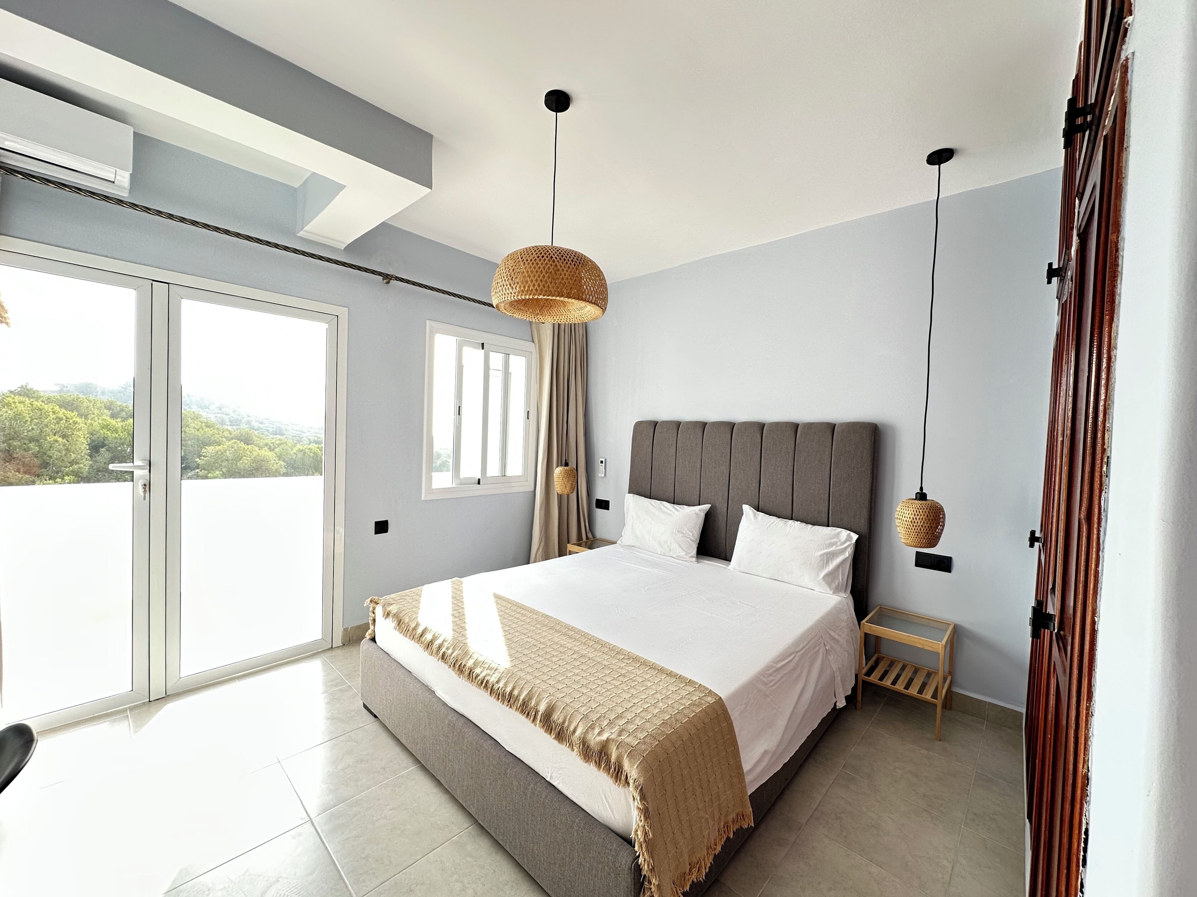 2 dormitorios, tabla de planchar con plancha, cuna de viaje