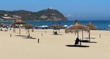 2 bedroom ~ Short walk to the sea, Ideal for long stays