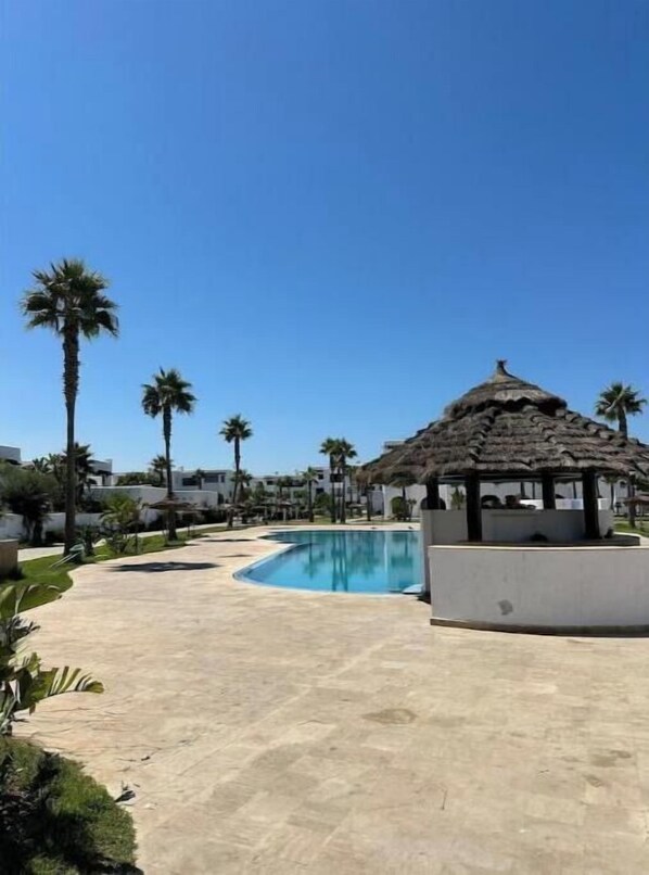 Una piscina al aire libre
