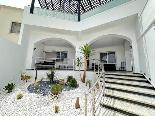 Spacious & Stylish Family Villa - Pool