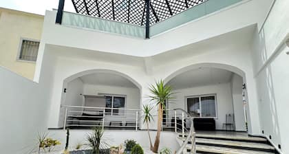 Spacious & Stylish Family Villa - Pool