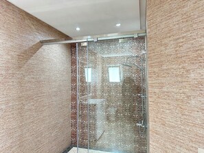 Serviettes fournies, papier toilette