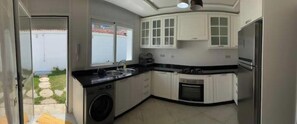 Fridge, oven, stovetop, coffee/tea maker