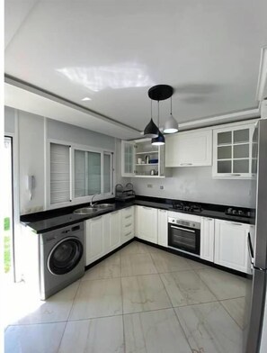 Fridge, oven, stovetop, coffee/tea maker