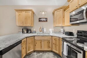 Réfrigérateur, four à micro-ondes, un four, surface de cuisson