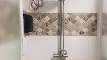 Ducha, artículos de tocador gratuitos, toallas, jabón