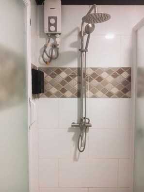 Basic Single Room | Bathroom | Shower, free toiletries, towels, soap - Krossroads Inn (Bagac)