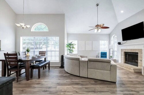 Spacious 5-bedroom house with private pool in a central San Antonio location.