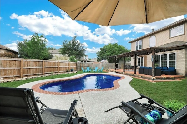 Una piscina al aire libre
