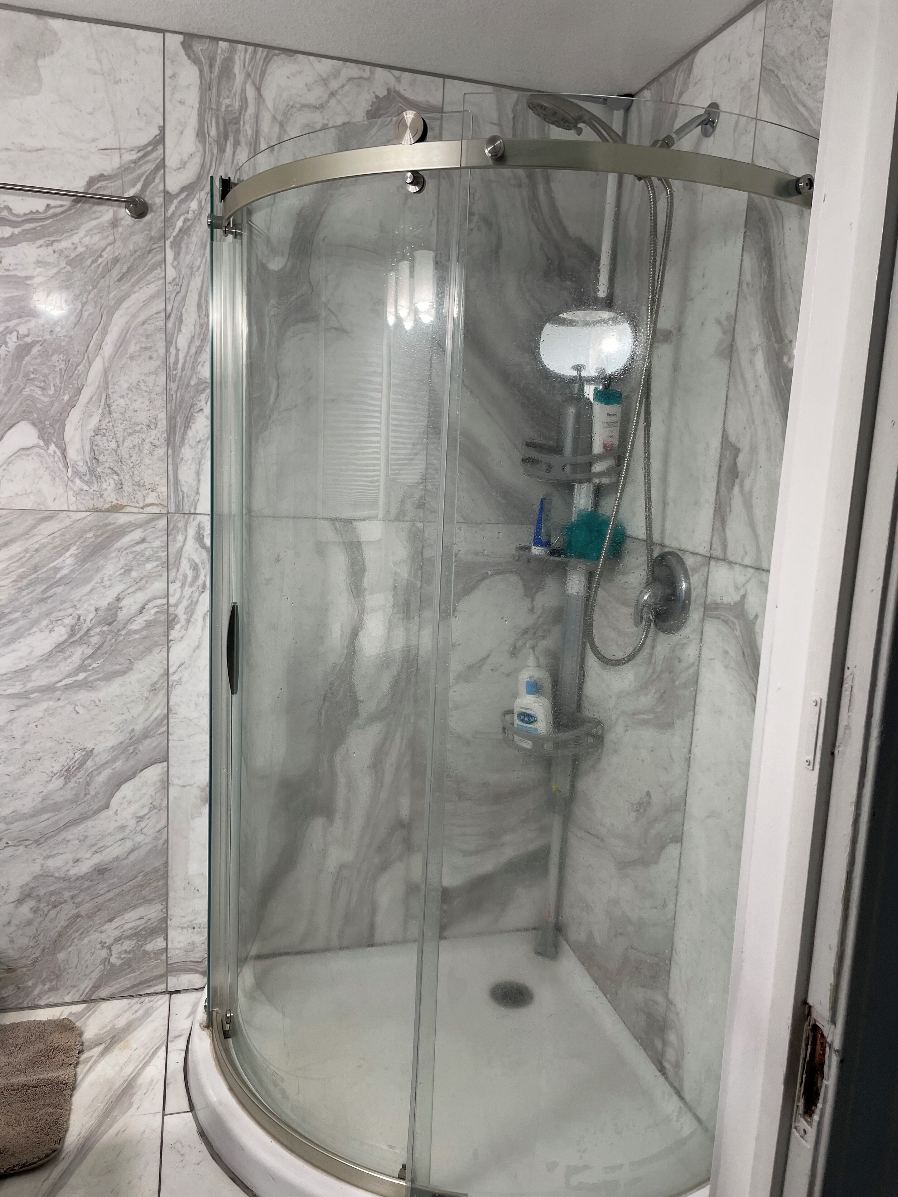 Suihku, hiustenkuivaaja, bidee, pyyhkeet