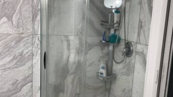 Suihku, hiustenkuivaaja, bidee, pyyhkeet