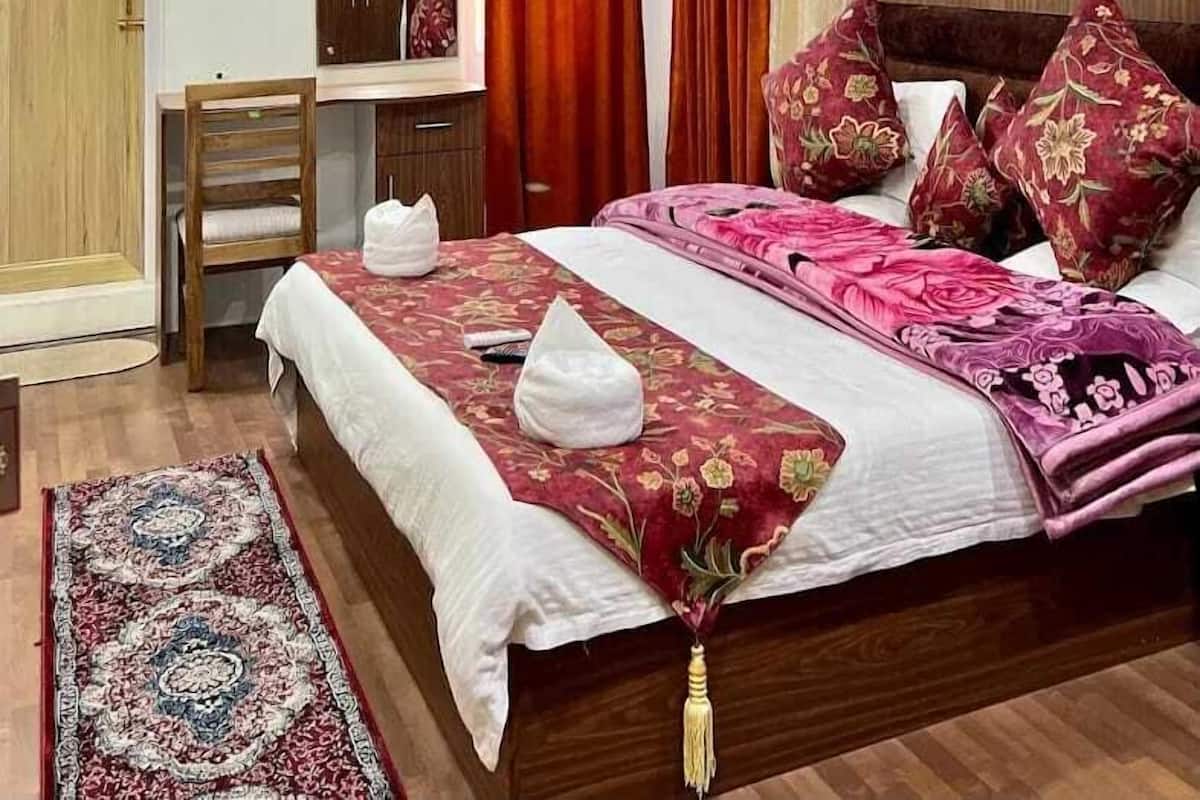 Phòng Deluxe | Chăn bông, minibar, bàn, khu vực làm việc phù hợp cho laptop