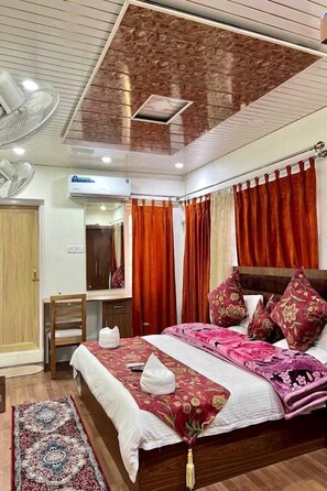 Quarto luxo | Edredons de pluma, frigobar, escrivaninha