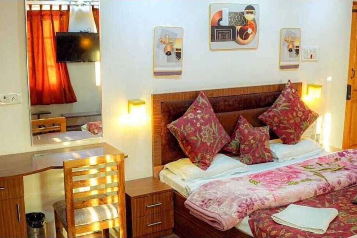 Phòng Superior, ban công, quang cảnh hồ | Chăn bông, minibar, bàn, khu vực làm việc phù hợp cho laptop