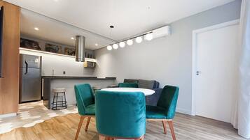 Departamento Deluxe | Área de sala de estar | Televisión de 30 pulgadas con canales por cable