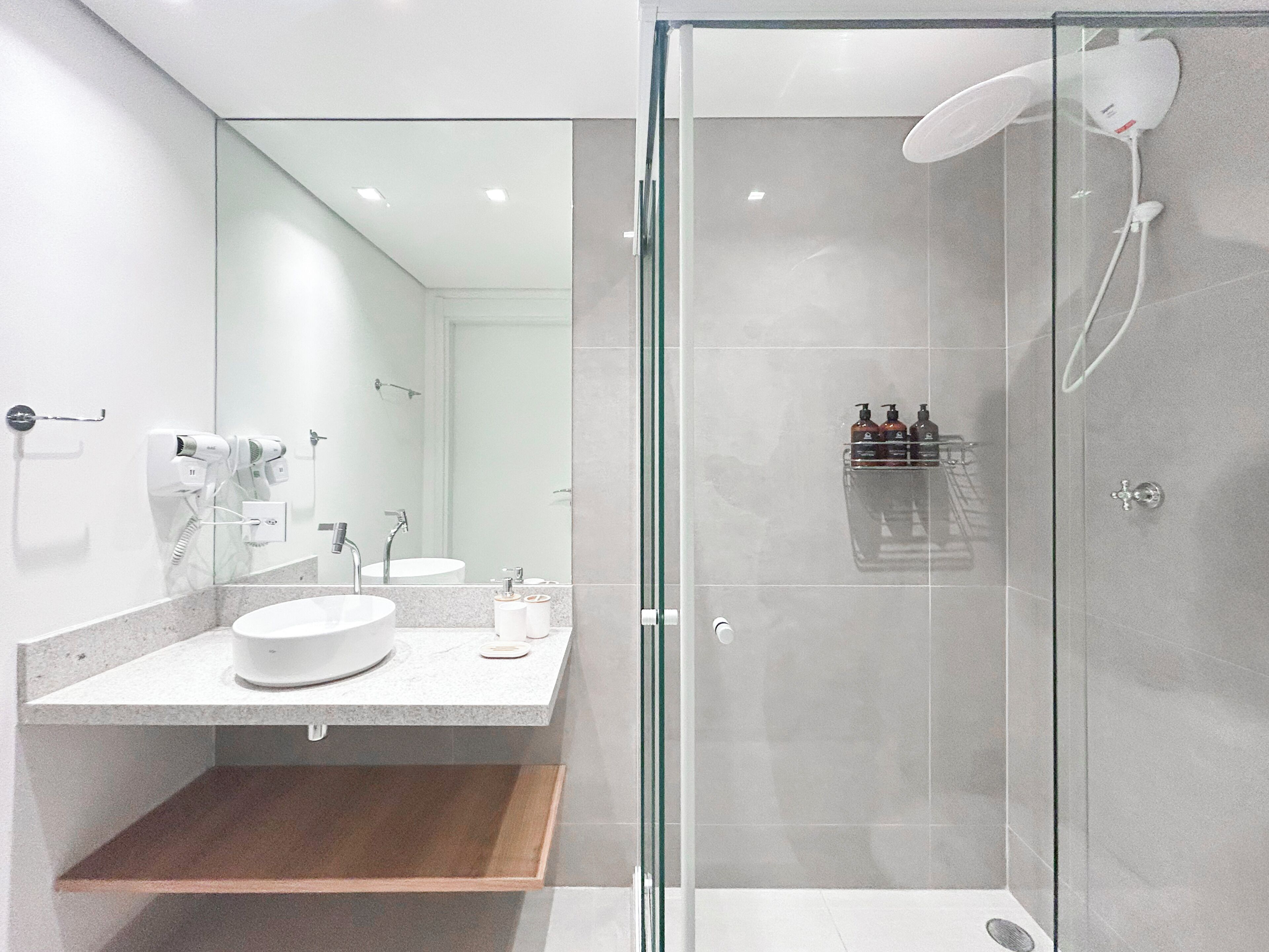 Deluxe-Apartment | Badezimmer | Kostenlose Toilettenartikel, Haartrockner, Handtücher, Seife