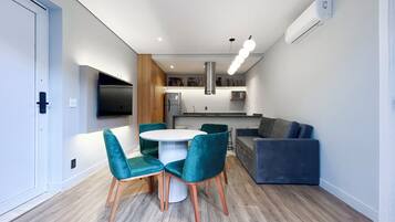 Apartamento luxo | Área de estar | TV 30 polegadas com canais a cabo