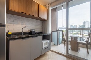 Estudio estándar (523325) | Cocina privada | Frigorífico, microondas, placa de cocina y utensilios de cocina