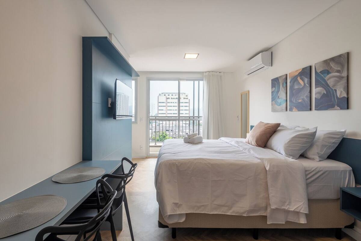 Une chambre à coucher moderne avec un lit, un bureau et une chaise.
